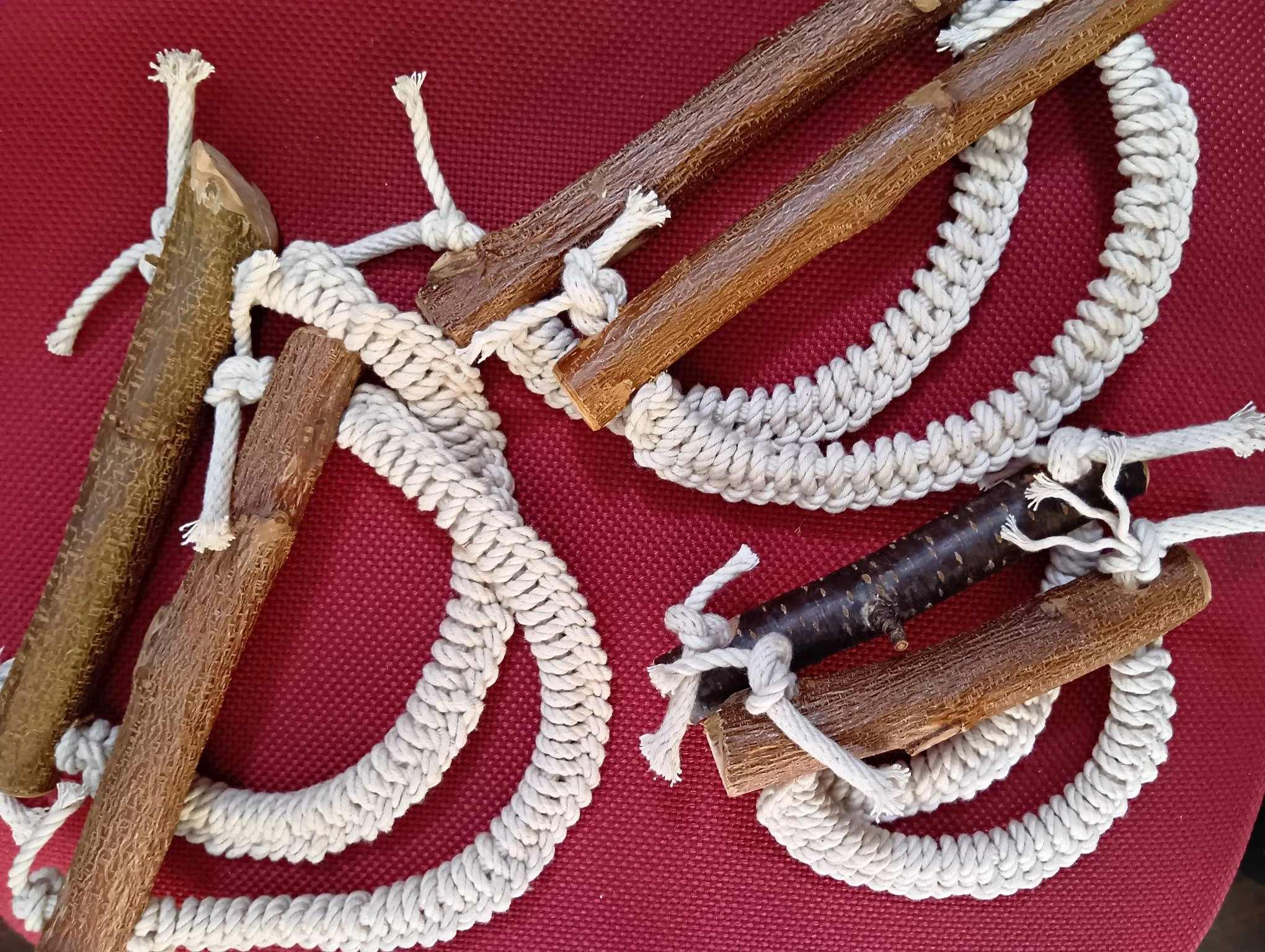 手作りのかじり木とおもちゃ